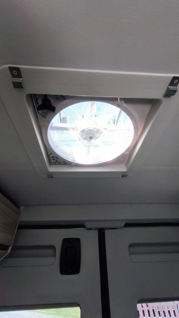 Obrázek ukazuje střešní ventilaci v obytném voze. Je moderně navržená a zajišťuje čerstvý vzduch.