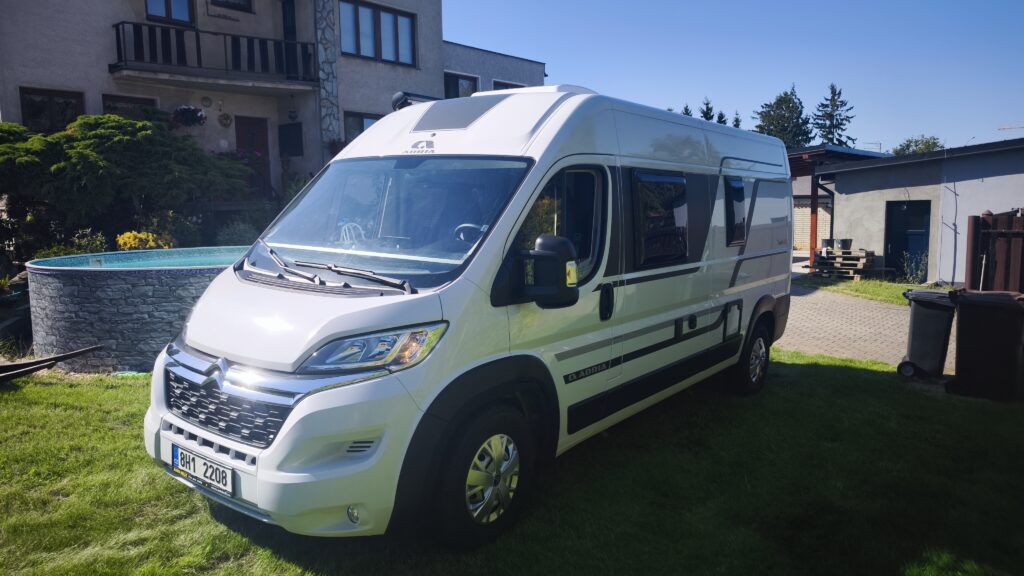 Obytné auto Citroën Adria v krásném prostředí, ideální pro dobrodružství a cestování. Užijte si volnost na cestách!