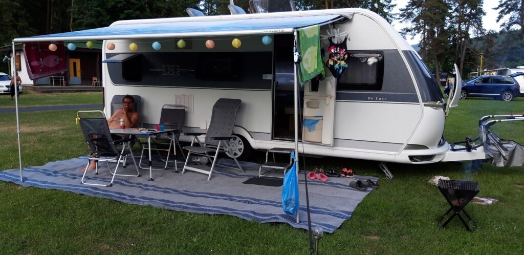 Karavan De Luxe, ideální pro odpočinek. Relax u stolu s grilem a výhledem na přírodu.