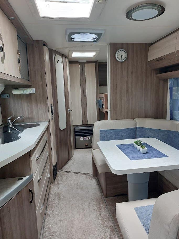 Interiér karavanu s moderním designem a vybavením. Ideální pro pohodlné cestování a kempování.