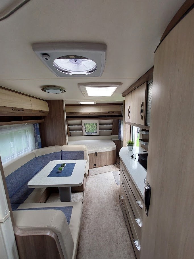 Moderní karavan s útulným interiérem a dobrou dispozicí. Ideální pro pohodlné cestování.