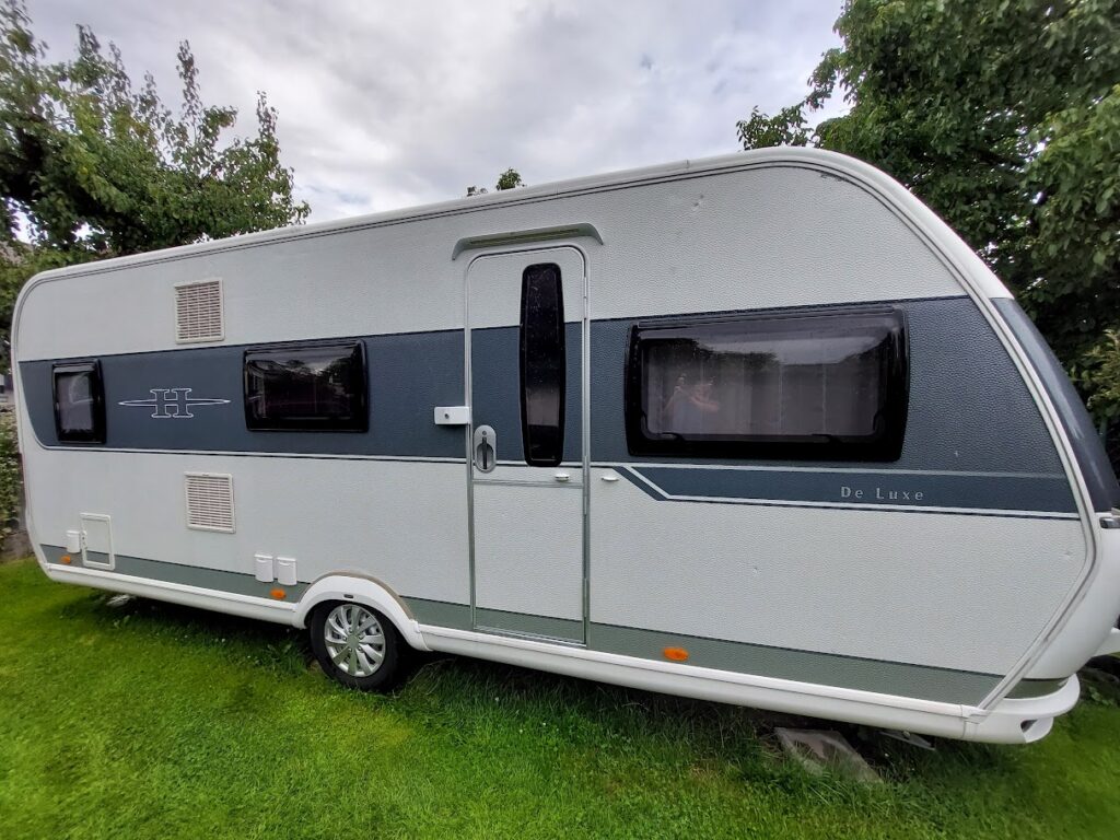 Karavan De Luxe s moderním designem a praktickými funkcemi pro pohodlné cestování.