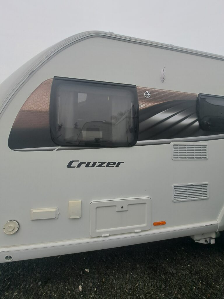 Karavan Cruzer s moderním designem a praktickými detaily pro pohodlné cestování.