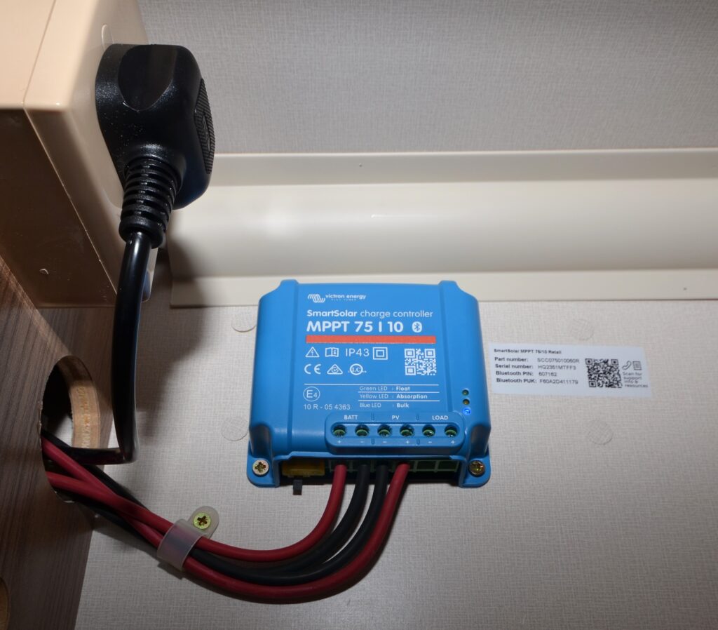 Na obrázku je řídicí jednotka nabíjení Victron Energy SmartSolar MPPT 75/10 pro obytné auto nebo karavan.