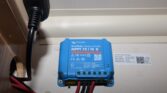 Na obrázku je řídicí jednotka nabíjení Victron Energy SmartSolar MPPT 75/10 pro obytné auto nebo karavan.