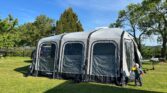 Na obrázku je karavan s rozšířením. Připravte se na pohodlné kempování v přírodě.