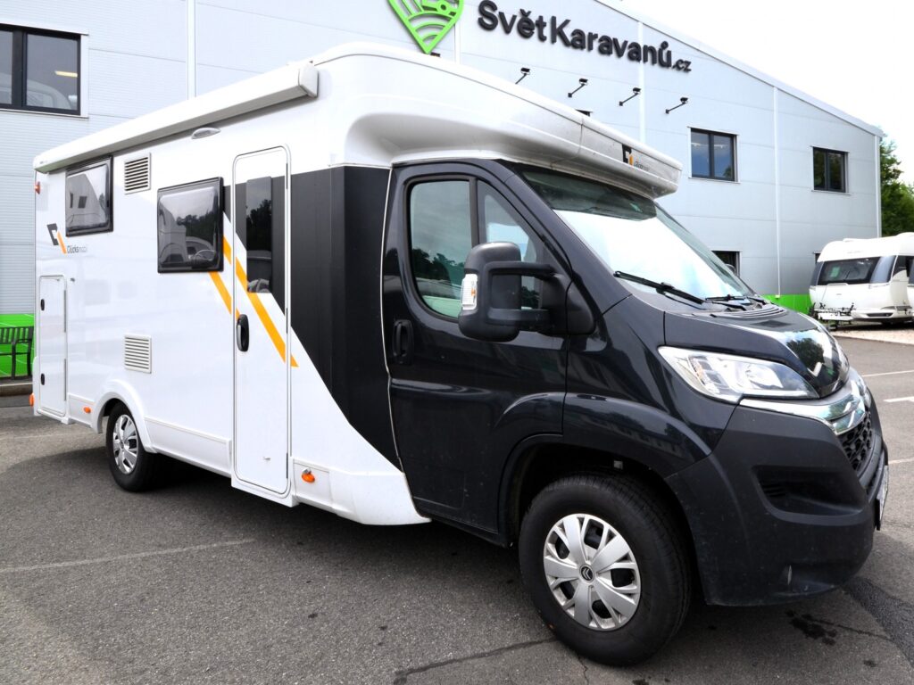 Obytné auto, pravděpodobně model od značky Fiat. Perfektní pro pohodlné cestování a kempování.