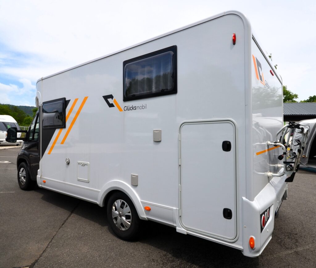 Obytné auto Glücksmobil s moderním designem a praktickými prvky pro pohodlné cestování.