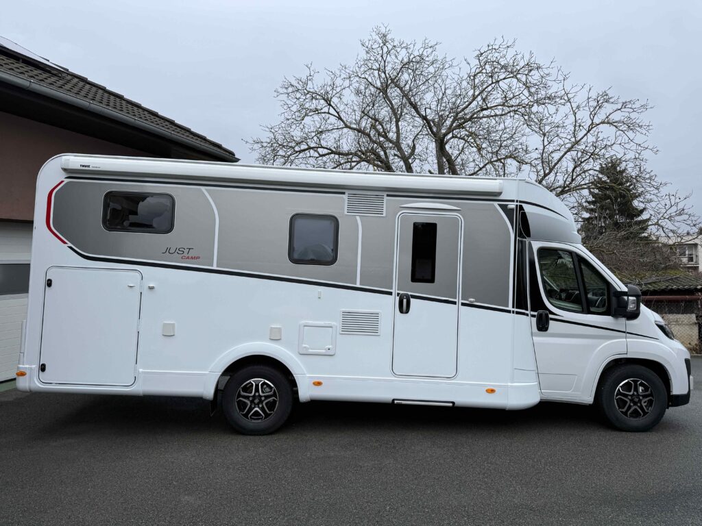 Obytné auto Truma Just Camp s elegantním designem, ideální pro dobrodružství na cestách.