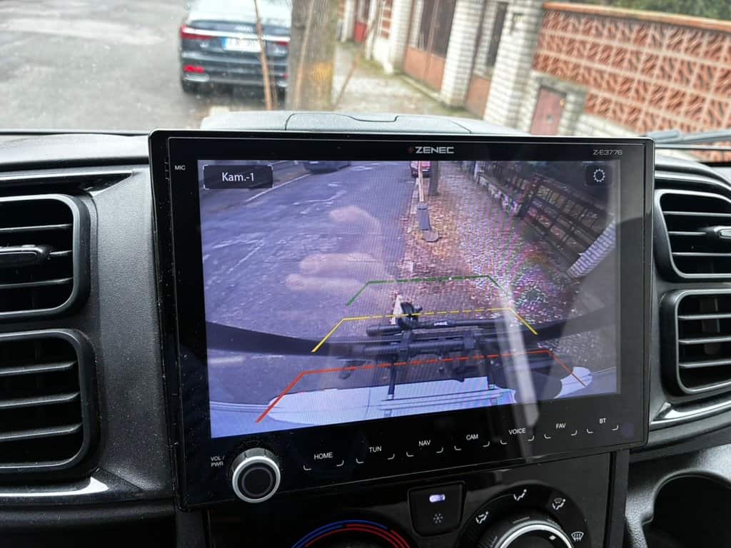 Obrázek zobrazuje displej s parkovací kamerou, žádný karavan nebo obytný přívěs není vidět.