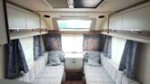 Interiér karavanu s pohodlnými sedacími prostory a moderním designem. Ideální pro vaši dobrodružnou cestu!