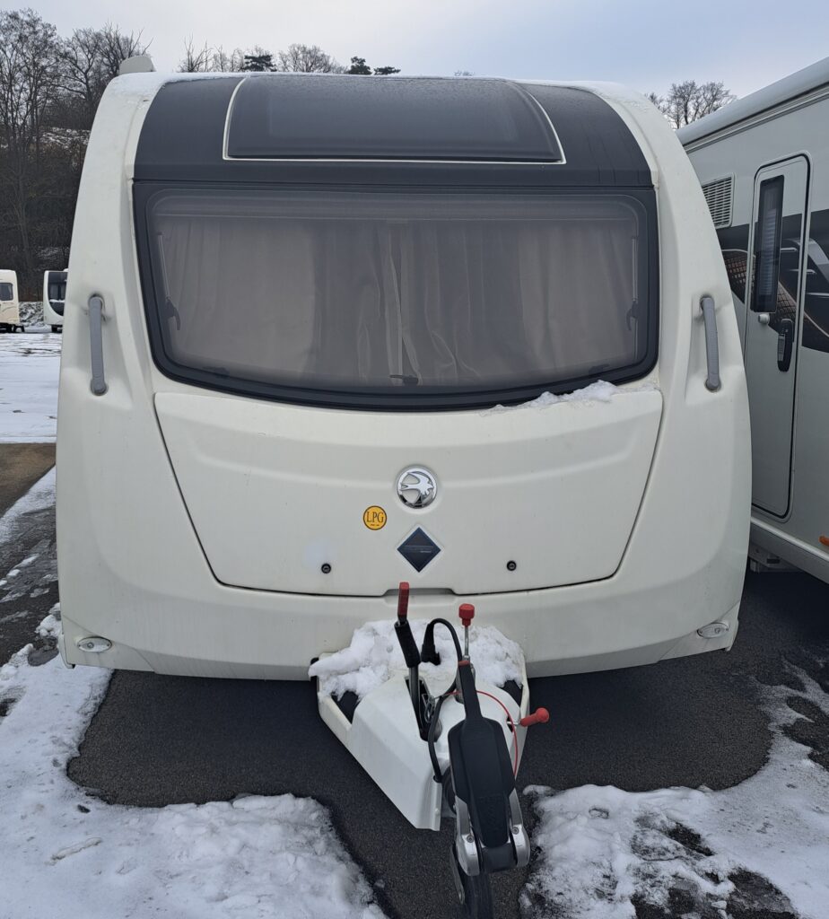 Bílý karavan s ovládací částí. Ideální pro pohodlné cestování a obytné dobrodružství v přírodě.