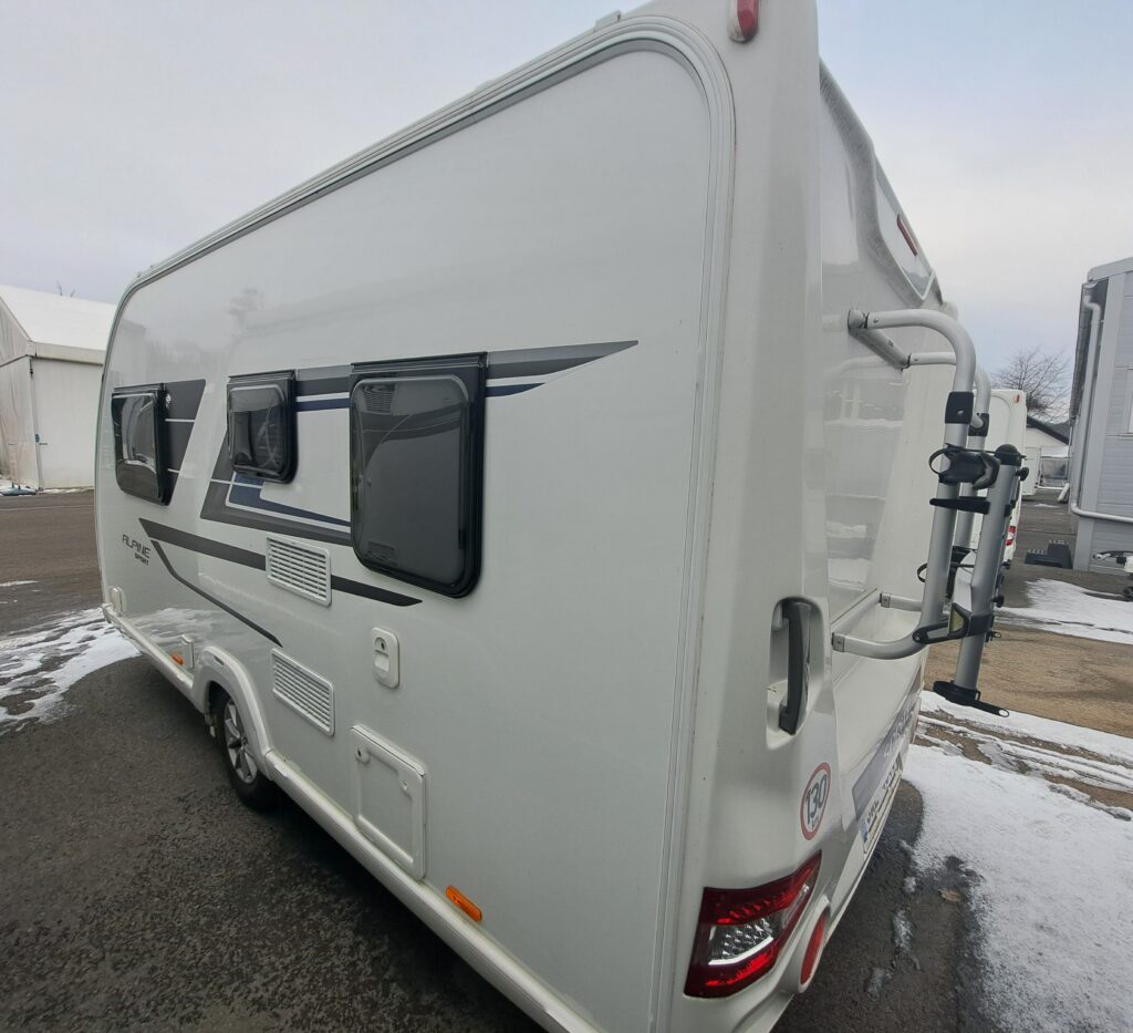 Karavan Eura Mobil, bílá karoserie, moderní design, vhodný pro pohodlné cestování. Ideální pro dobrodružství!