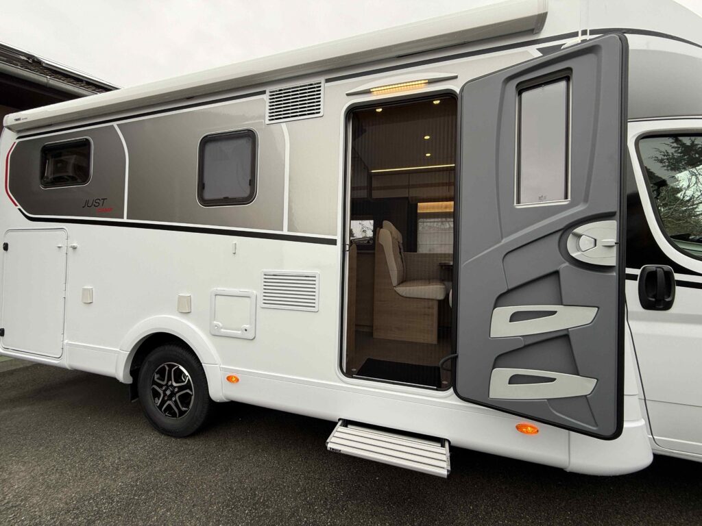 Obytné auto JUST CAMP s moderním designem a prostorným interiérem, ideální pro dobrodružství na cestách.