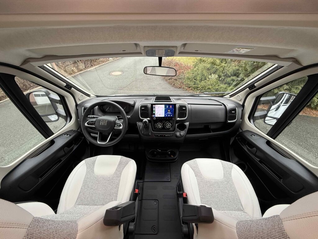 Interiér obytného auta Fiat s moderními prvky a pohodlnými sedadly. Skvělá volba pro cestování!