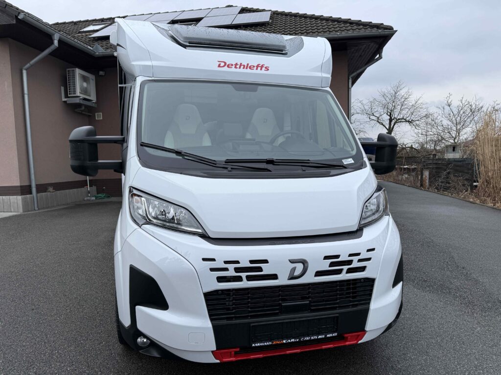 Obytné auto Dethleffs s moderním designem a střešními solárními panely. Ideální pro vaše dobrodružství.