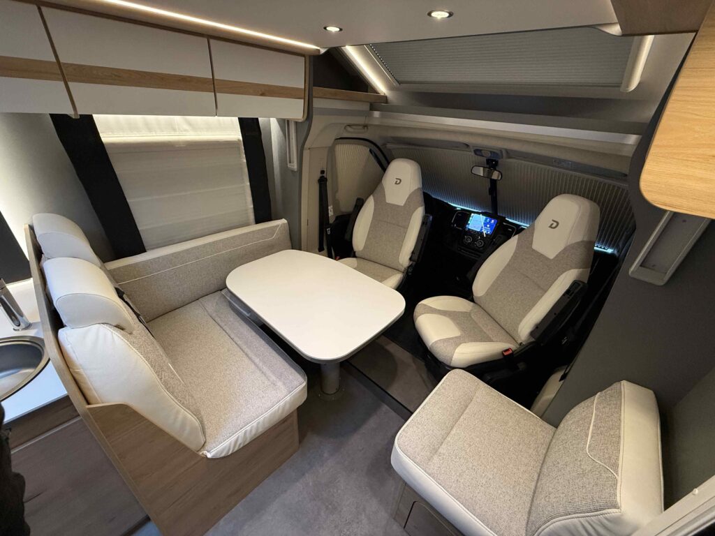 Obytné auto s moderním interiérem a pohodlným sezením. Ideální pro dobrodružství.