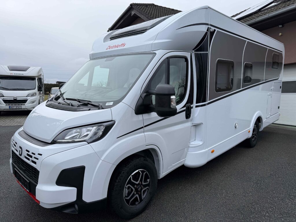 Obytné auto Dethleffs s moderním designem, ideální na cestování a kempování.