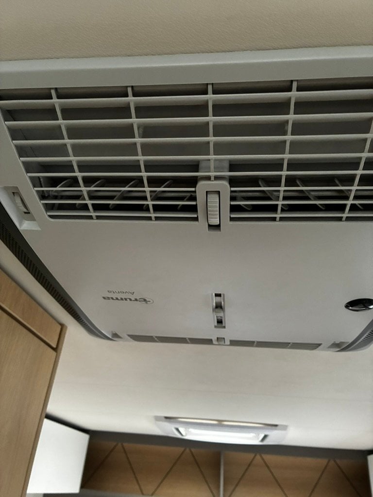 Obrázek zobrazuje klimatizaci v obytném autě. Značka a model nejsou viditelné.