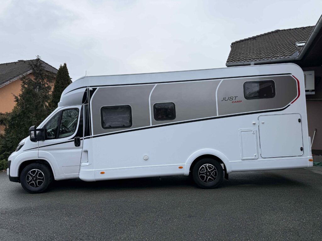 Obytné auto Just Camp v moderním designu, ideální pro pohodlné cestování a kempování.