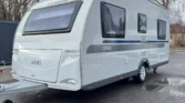 Karavan Adria Astella, moderní design, ideální pro cestování a dovolenou na kolech.