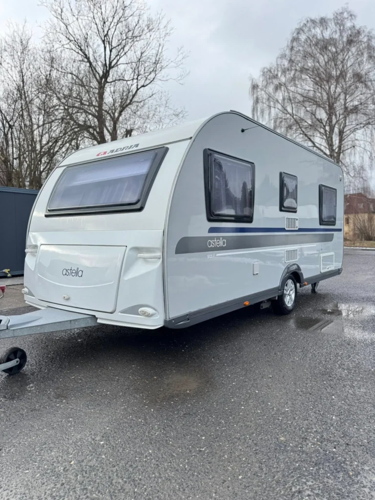 Karavan Adria Astella, moderní design, ideální pro cestování a dovolenou na kolech.