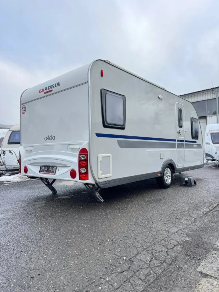 Karavan Adria Astella, moderní design s praktickými detaily pro pohodlné cestování.