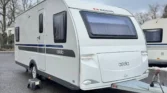 Karavan Adria Astella s moderním designem, ideální pro pohodlné cestování a dovolenou.