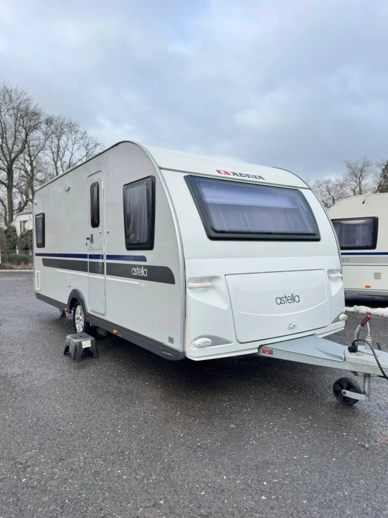 Karavan Adria Astella s moderním designem, ideální pro pohodlné cestování a dovolenou.