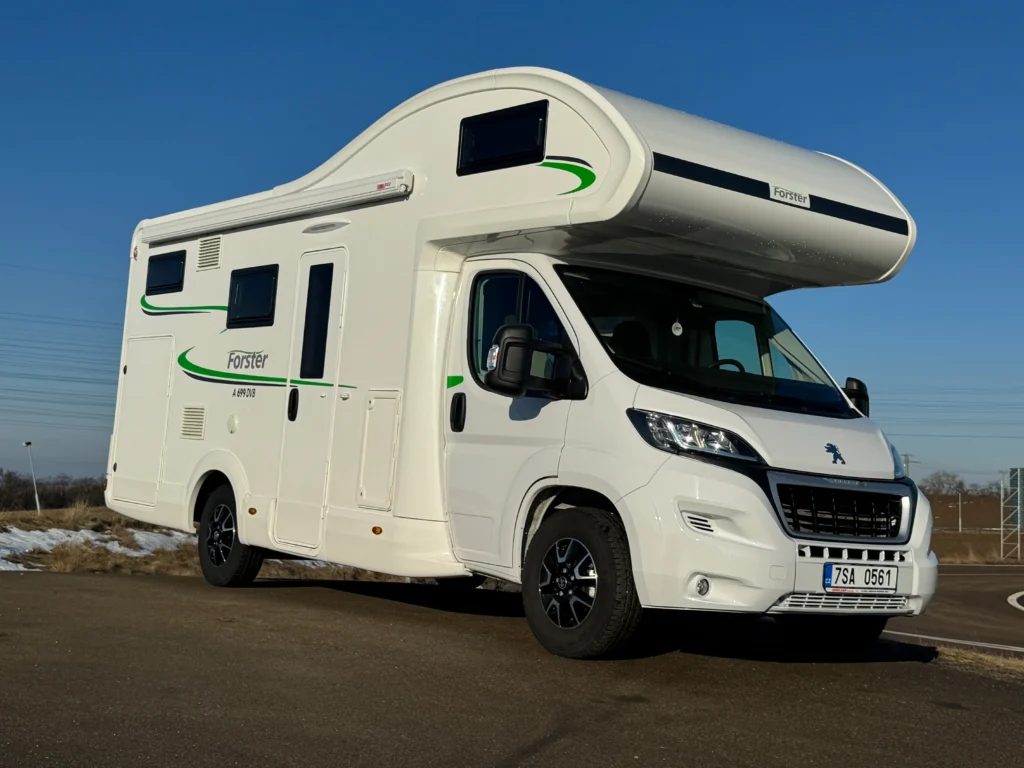 Obytné auto Forster A 699 DB, s moderními prvky a dostatkem prostoru pro dobrodružství.