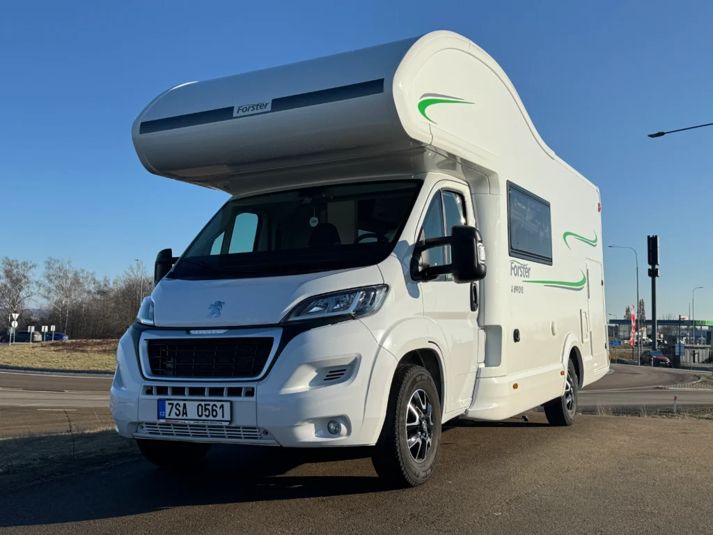 Obytné auto Forster AP 180 B na cestě, ideální pro pohodlné cestování a dobrodružství.