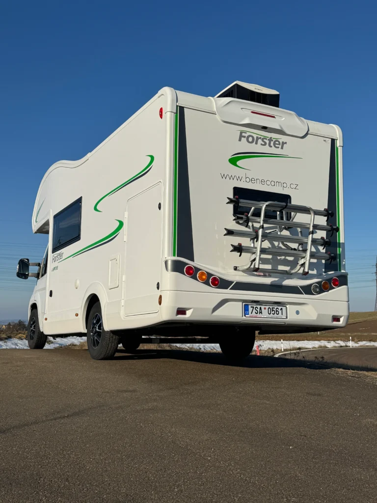 Obytné auto Forster parkované na silnici, připravené na dobrodružství ve volné přírodě.
