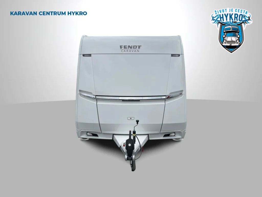Karavan Fendt, moderní design s elegantní přední částí, ideální pro cestování s rodinou.