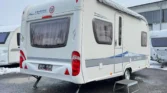 Karavan Hobby De Luxe, ideální pro pohodlné cestování a kempování v krásné přírodě.