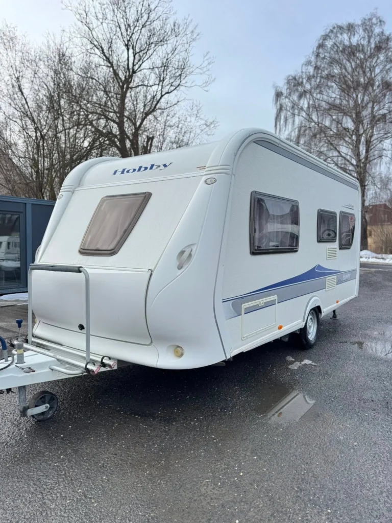 Karavan Hobby, ideální pro vaše dobrodružství na cestách. Objevte svobodu cestování s tímto komfortním příbytkem.