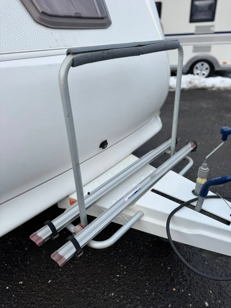 Na přepravní plošině karavanu je vidět držák, ideální pro příslušenství.