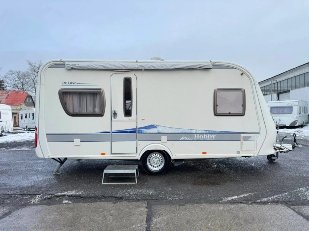Karavan Hobby De Luxe, ideální pro pohodlné cestování a kempování.