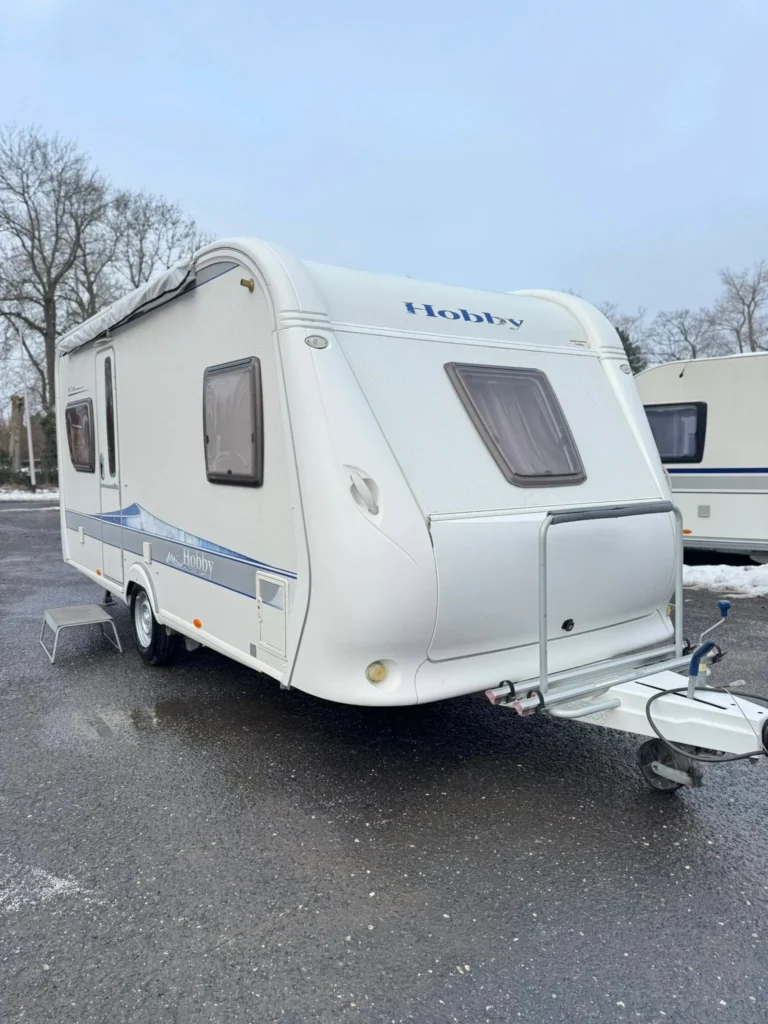 Karavan Hobby v pěkném stavu, ideální pro pohodlné cestování a dovolené. Perfektní společník na cesty!