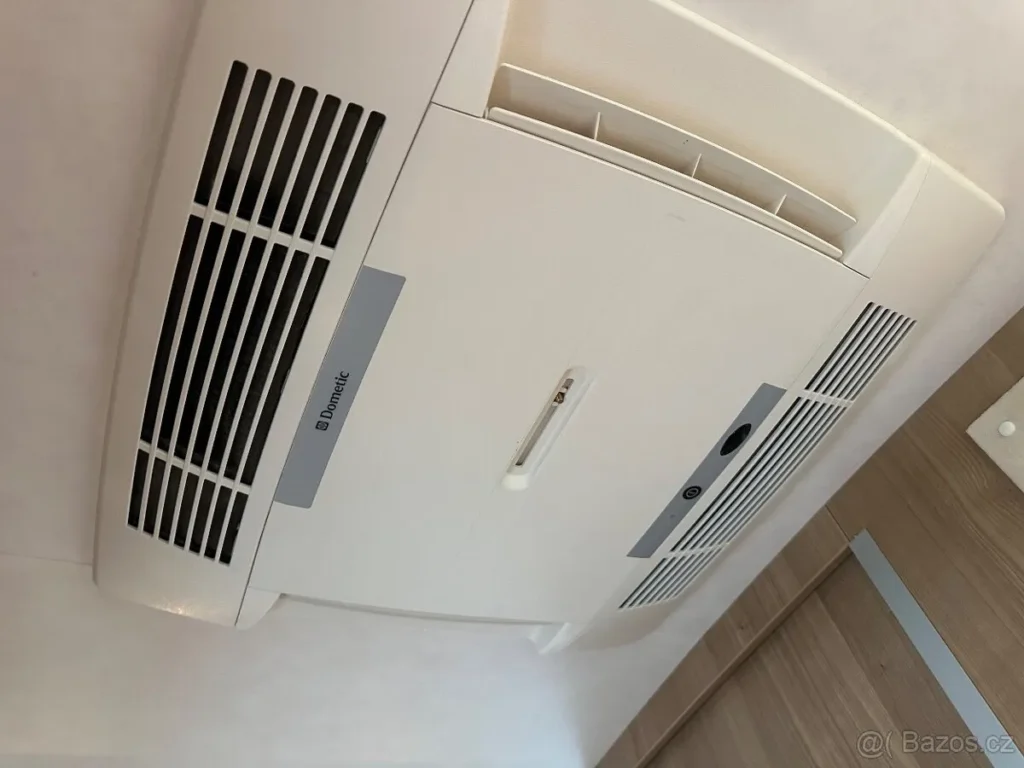 Na obrázku je klimatizace značky Dometic, určená pro obytné vozy nebo karavany.