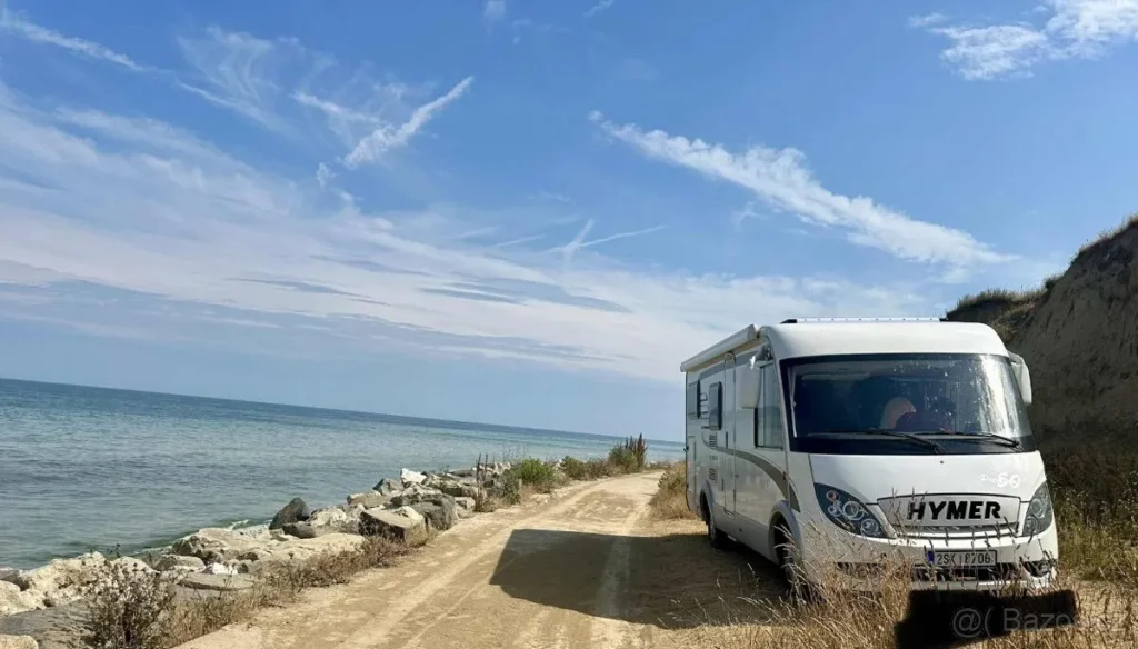 Obytné auto Hymer u moře, ideální pro cestování a dovolenou v přírodě. Skvělé pro dobrodružství s rodinou či přáteli.