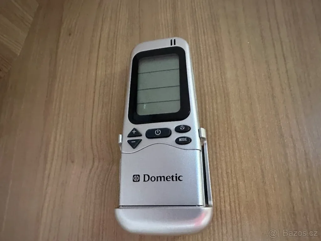 Ovladač Dometic pro obytné auto nebo karavan, ideální pro ovládání zařízení a komfortu na cestách.