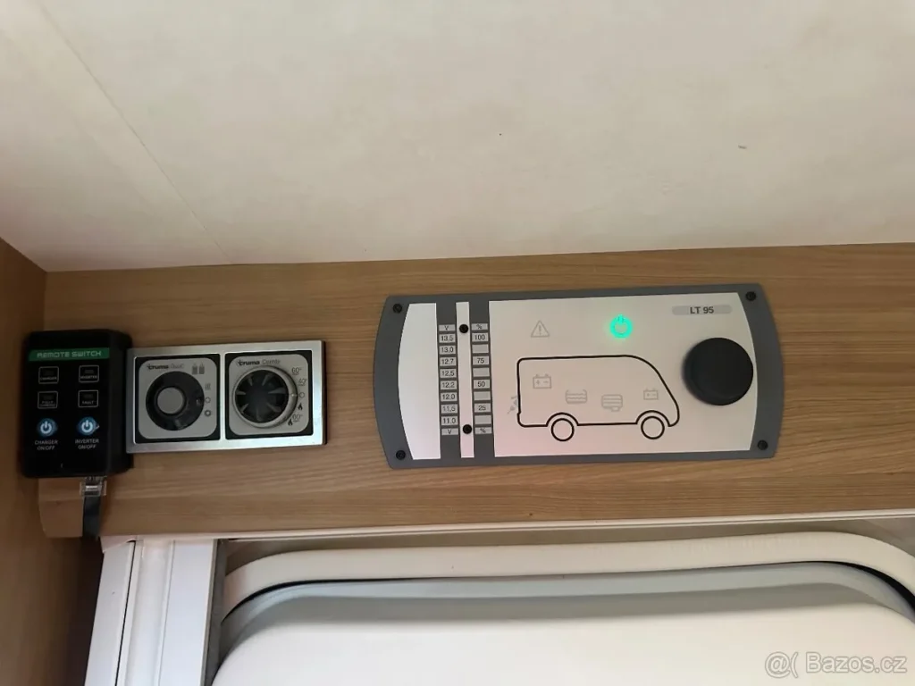 Ovládací panel karavanu s označením LT 95 a regulátory teploty. Ideální pro pohodlné cestování.