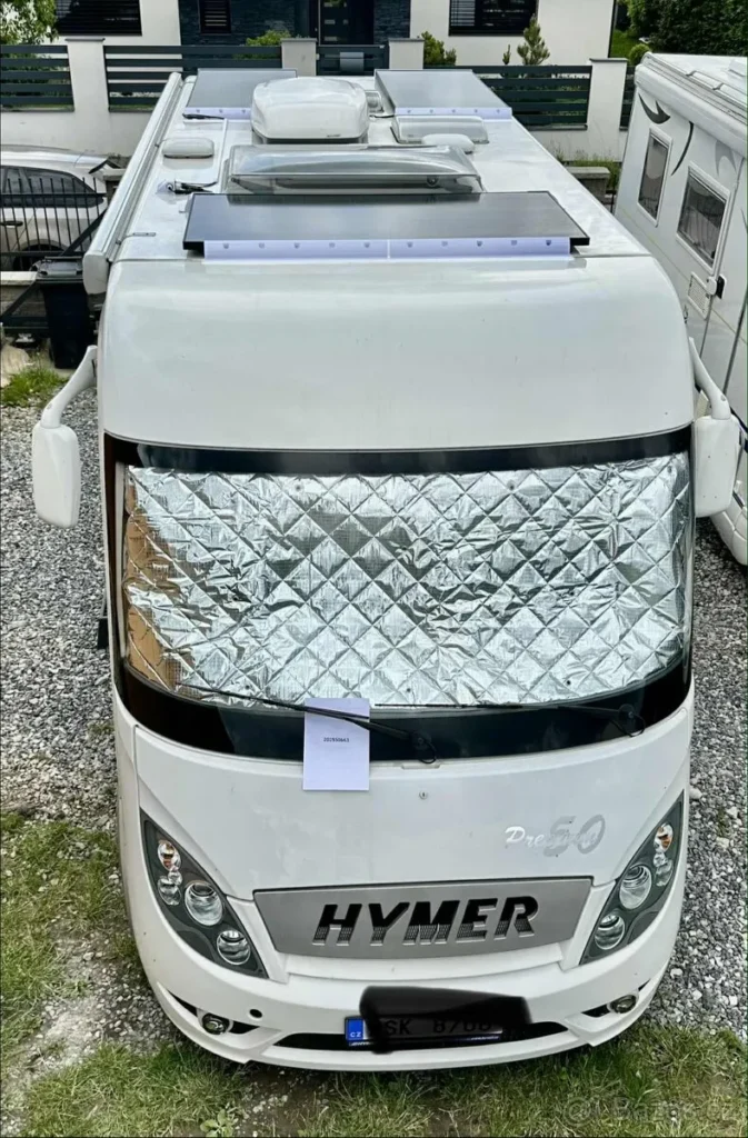Obrázek zobrazuje obytné auto HYMER Pre 50, ideální pro pohodlné cestování.