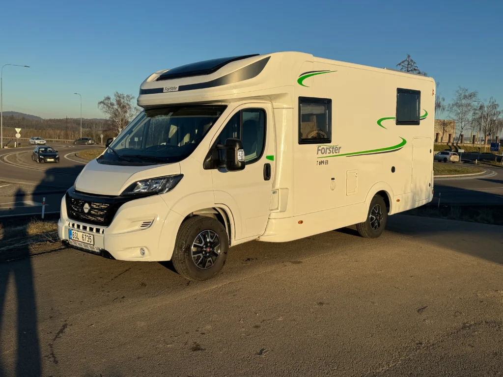 Obytné auto Forster T 699 EB na parkovišti v krásném slunečném počasí. Ideální pro dobrodružství!