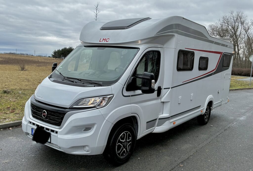 Obytné auto LMC s moderním designem a pohodlnými detaily pro skvělé cestování. Ideální pro dobrodružství na silnicích!