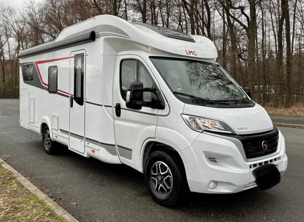 Obytné auto LMC Tourer Lift v elegantním designu, ideální pro dobrodružství a pohodlné cestování.