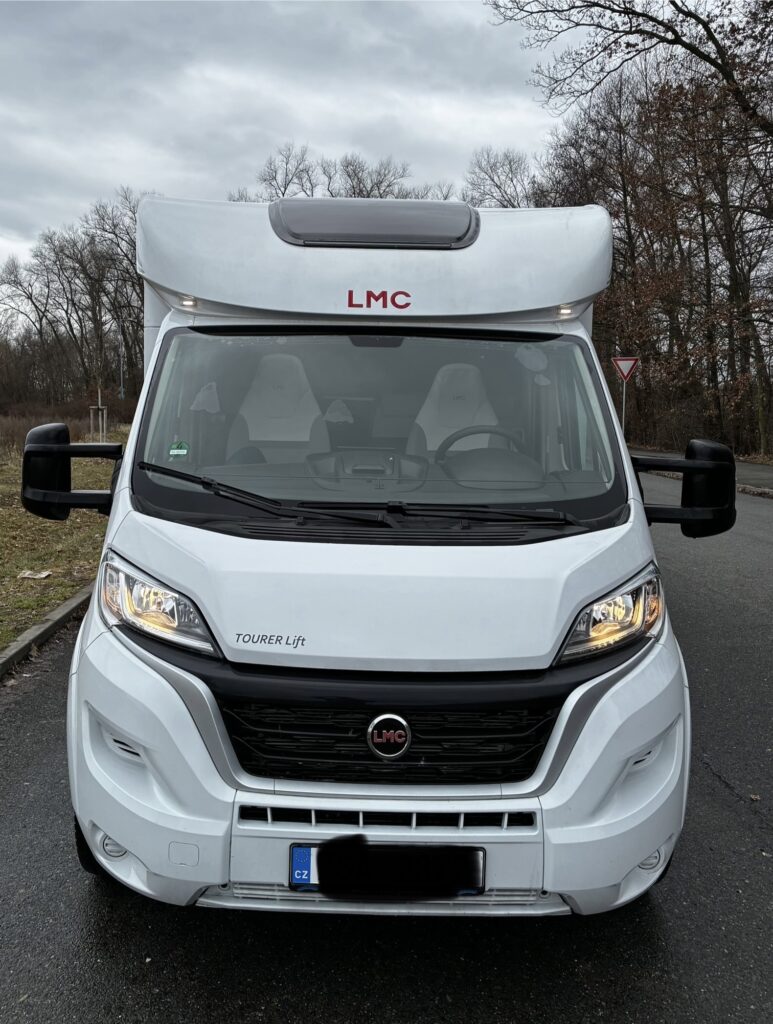 Obytné auto LMC Tourer Lift s moderním designem a komfortní kabinou, ideální pro cestování přírodou.