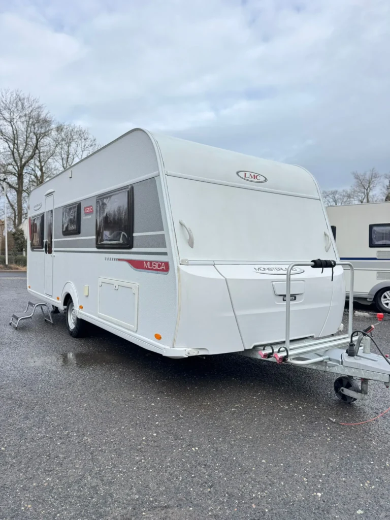 Karavan LMC Musica, ideální pro dobrodružné výlety a kempování v přírodě. Vhodný pro rodinné dovolené.