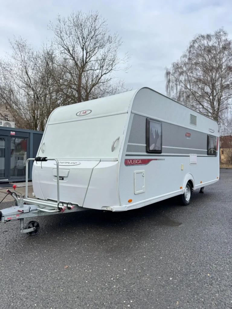 Karavan LMC Musica, ideální pro pohodlné cestování a kempování v přírodě.