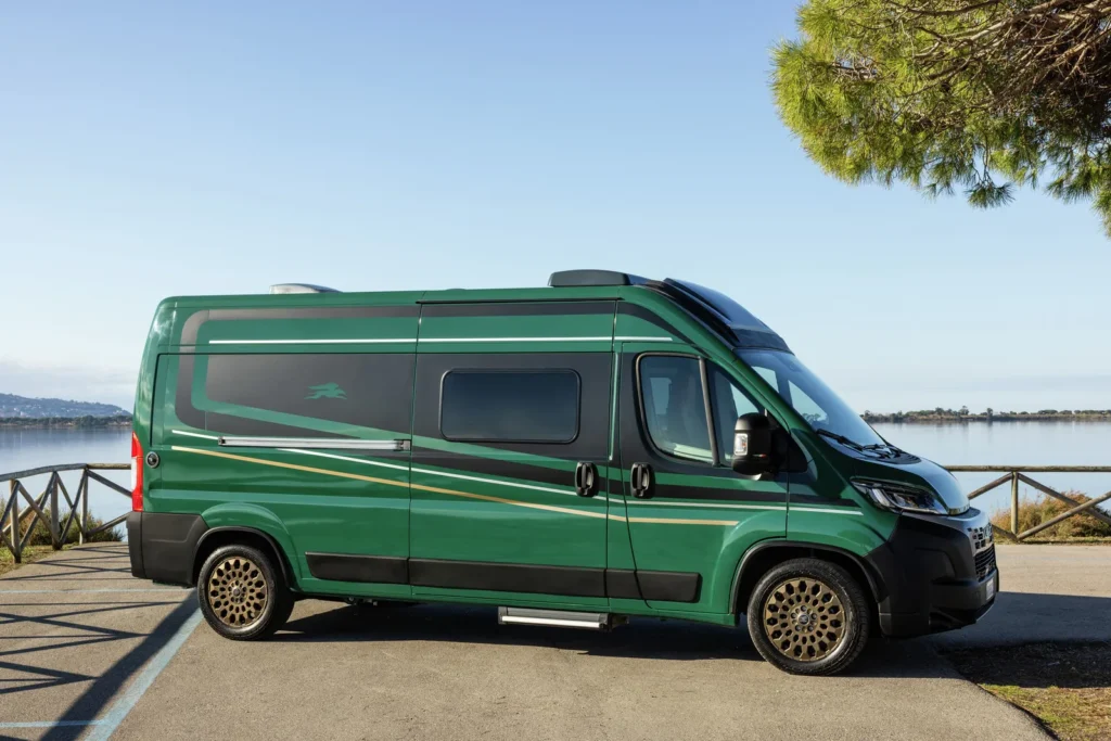 Obytné auto s elegantním zeleným designem, ideální pro dobrodružství v přírodě.